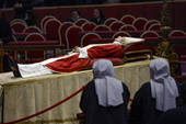 Papa Francesco cambia il rito del funerale per i papi: "sepolto con dignità ma come ogni cristiano”