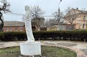 Kherson: la statua della Madonna rimasta in piedi sotto e bombe
