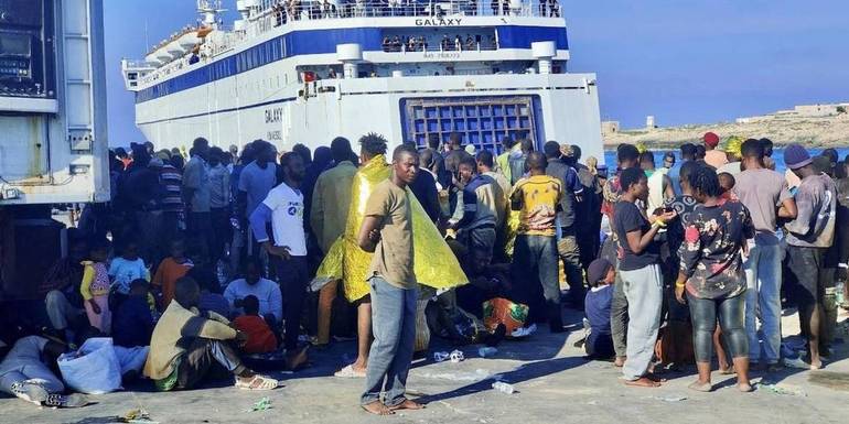 Migranti: 3800 persone nell'hotspot di Lampedusa