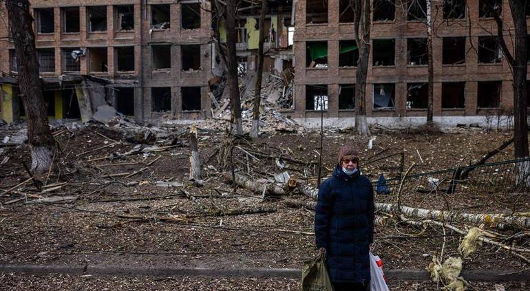 Ucraina, il parroco di Mariupol sui civili intrappolati: "Nessuno li farà uscire facilmente"