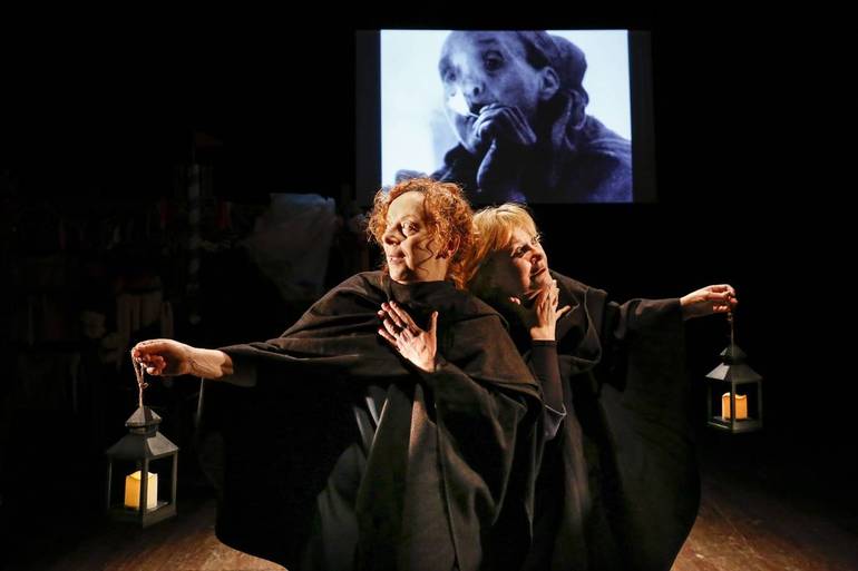 Laura Curino e Lucia Vasini in “L’anello forte” scritto e diretto da Anna Di Francisca dall’opera omonima di Nuto Revelli
