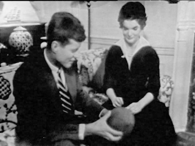 Il senatore John F. Kennedy con Jacqueline Kennedy nell'ottobre 1953, nel loro appartamento un mese dopo il matrimonio