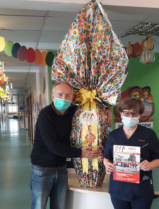 Consegna uova di cioccolato a pediatria di Pordenone