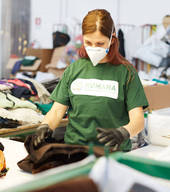 Continua la raccolta di abiti usati nelle filiali di CA FriulAdria in Veneto e FVG