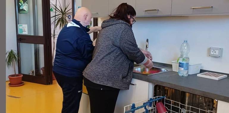 Fondazione Opera Sacra Famiglia: inaugurata nuova cucina per i disabili in Comina