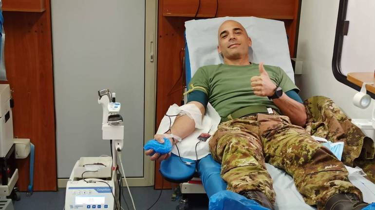 Il generale Marco Longo comandante della 132^ Brigata Ariete durante la donazione di sangue 