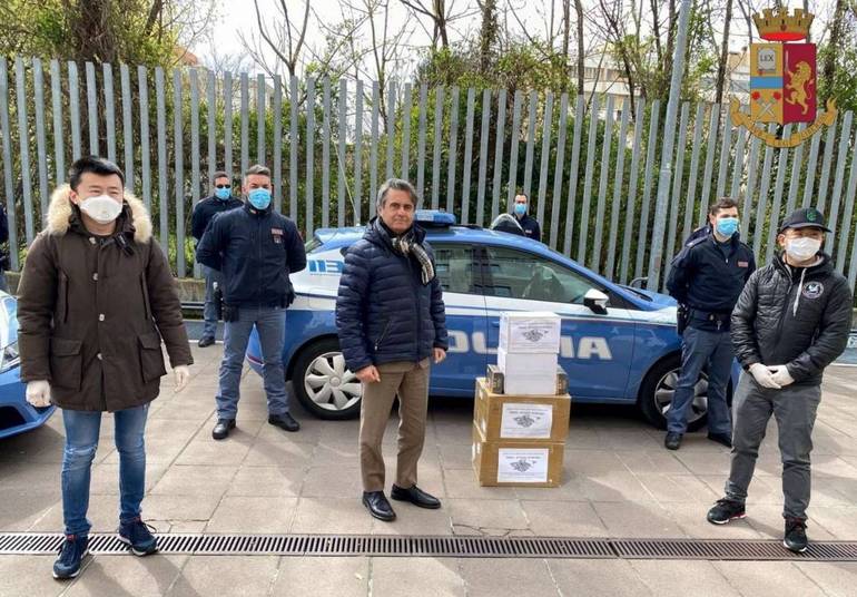 La comunità cinese dona duemila mascherine alla Polizia