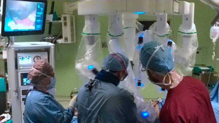 Il dottor Fidanza durante un intervento chirurgico con utilizzo del robot