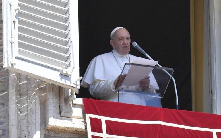 1 novembre, Papa Francesco: “I santi non sono eroi irraggiungibili ma persone come noi”
