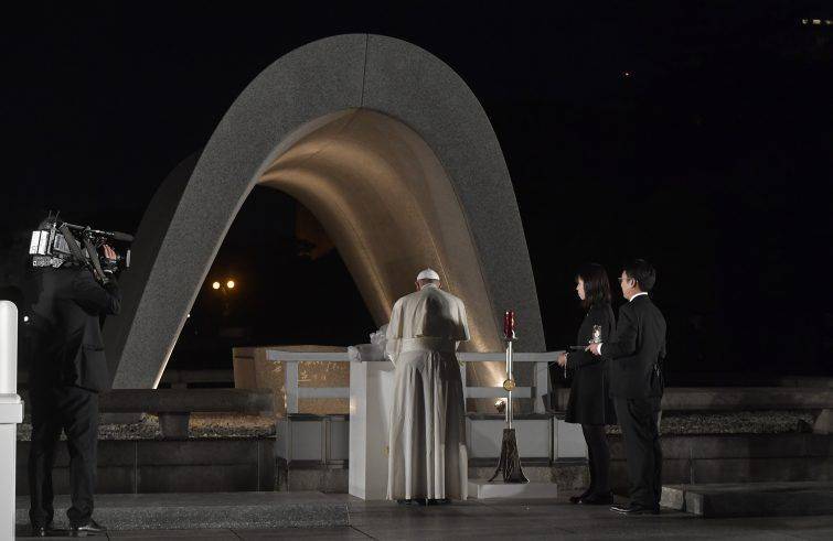Il papa in Giappone chiede disarmo e pace