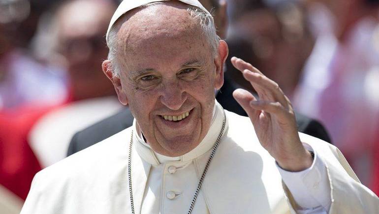 Il Papa nel giorno del suo onomastico dona