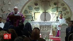 Papa Francesco: anche oggi ci sono cristiani che devono celebrare nel nascondimento
