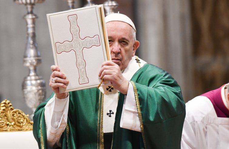 Papa Francesco il 24 gennaio: Papa Francesco "Chiudete il cellulare e aprite il Vangelo"