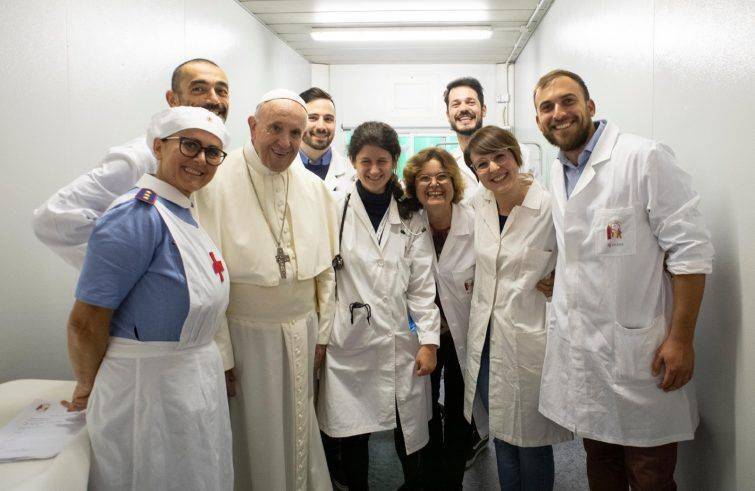 Papa Francesco: infermieri i santi della porta accanto