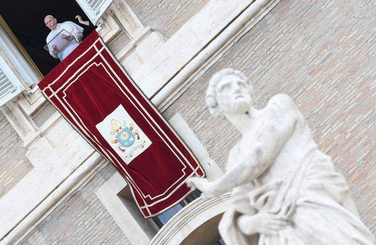 Papa Francesco: La carità cristiana non è semplice filantropia