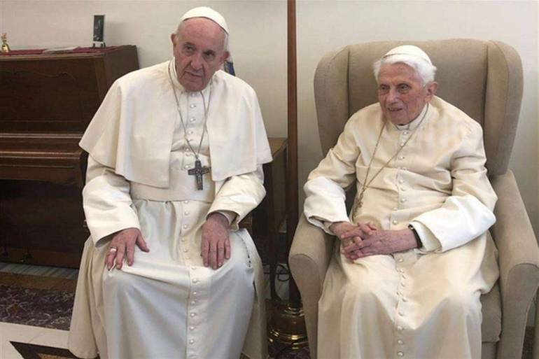 Papa Francesco: una preghiera per Benedetto che è molto malato"