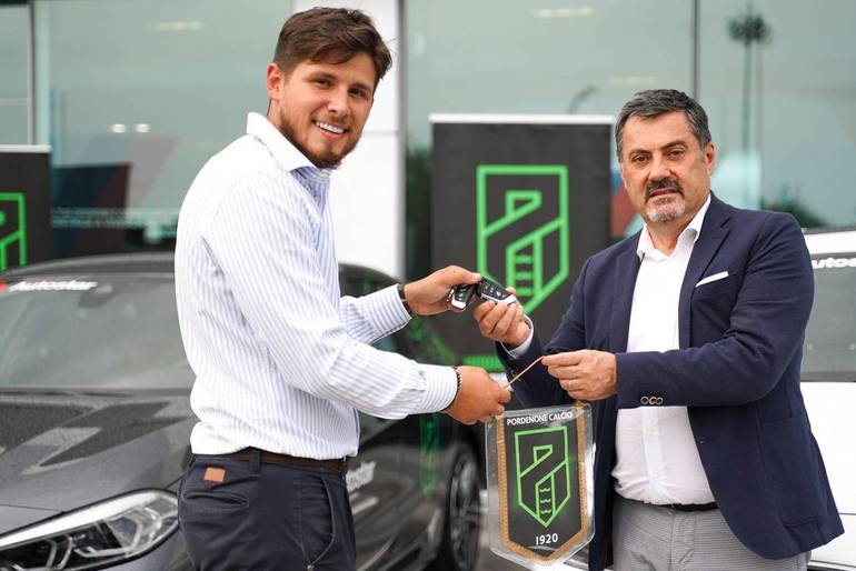 Erik Morali, responsabile filiale Autostar BMW MINI di Pordenone, consegna le prime chiavi a Giancarlo Migliorini, direttore generale del Pordenone Calcio