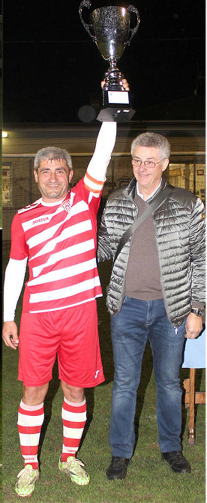 il capitano della Sacilese solleva la Supercoppa ricevuta dal presidente Regionale Tonizzo Carlo; foto Gino Pignat