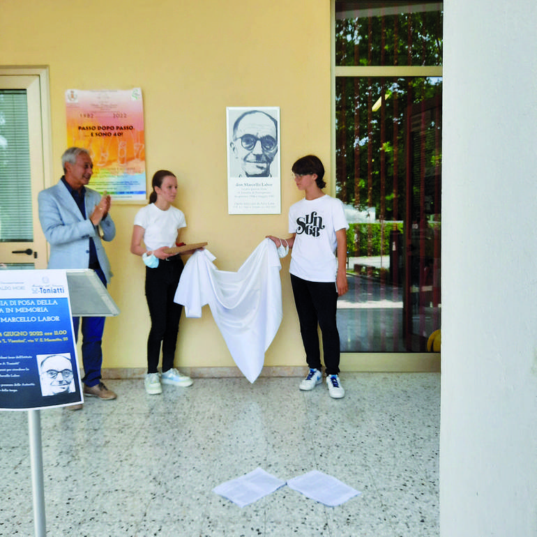 Fossalta di Portogruaro: il volto di don Marcello Labor su una targa alla Visentini