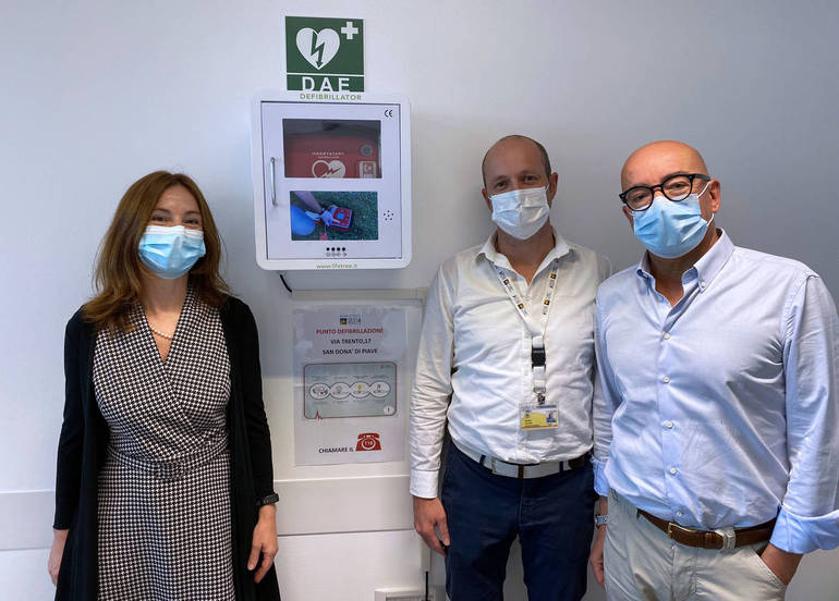 Un nuovo defibrillatore con il direttore sanitario Ciraolo, il coordinatore Benetti e il direttore Toffoletto