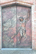 San Giorgio al Tagliamento, cambiate le tre porte d’ingresso della chiesa
